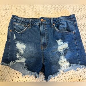 Kendal and kylie distressed shorts! ✨🎀